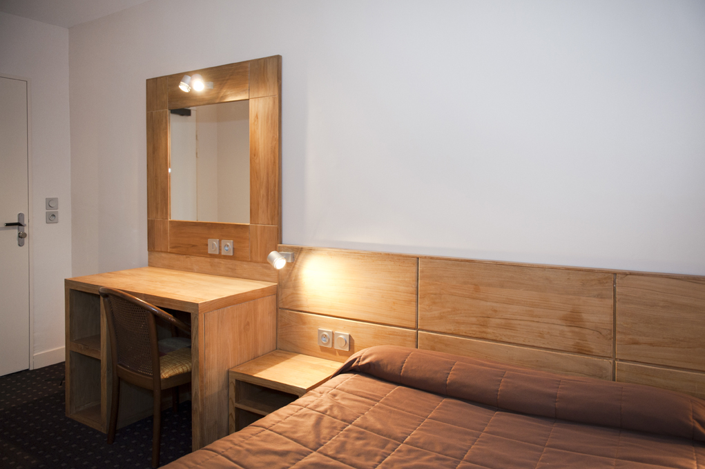 chambre avec lit et bueau  - Crédit photo : © Le Labrador