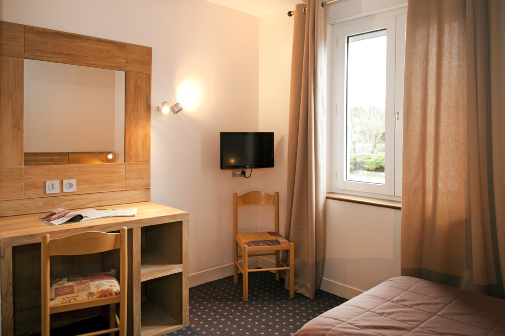 chambre avec bureau et télévision - Crédit photo : © Le Labrador
