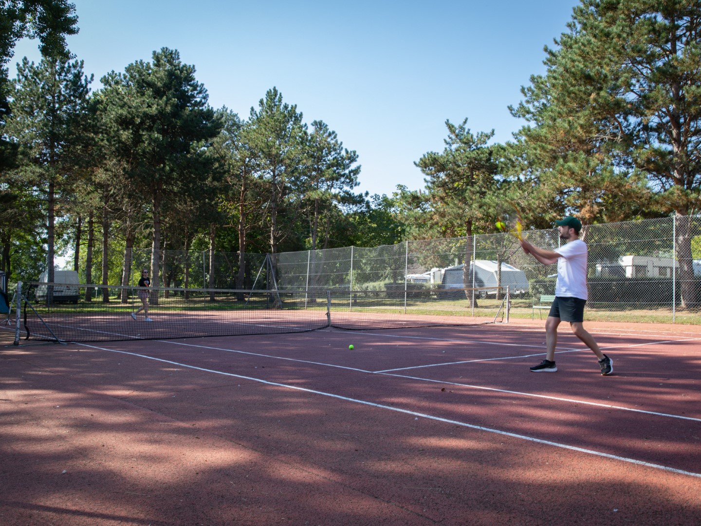 Camping le Jardin de Sully court de tennis - Crédit photo : Flower Campings - Myphotoagency / Jean-Marc Pommé