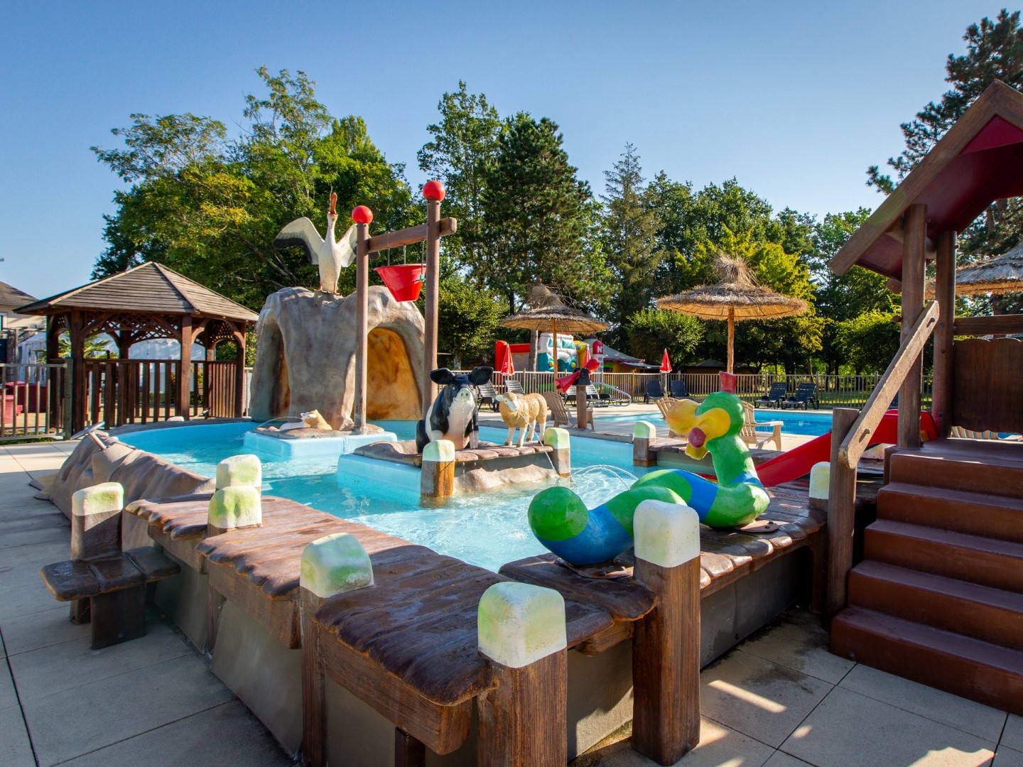 Flower camping le Jardin de Sully pataugeoire pour enfants - Crédit photo : Flower Campings - Myphotoagency / Jean-Marc Pommé