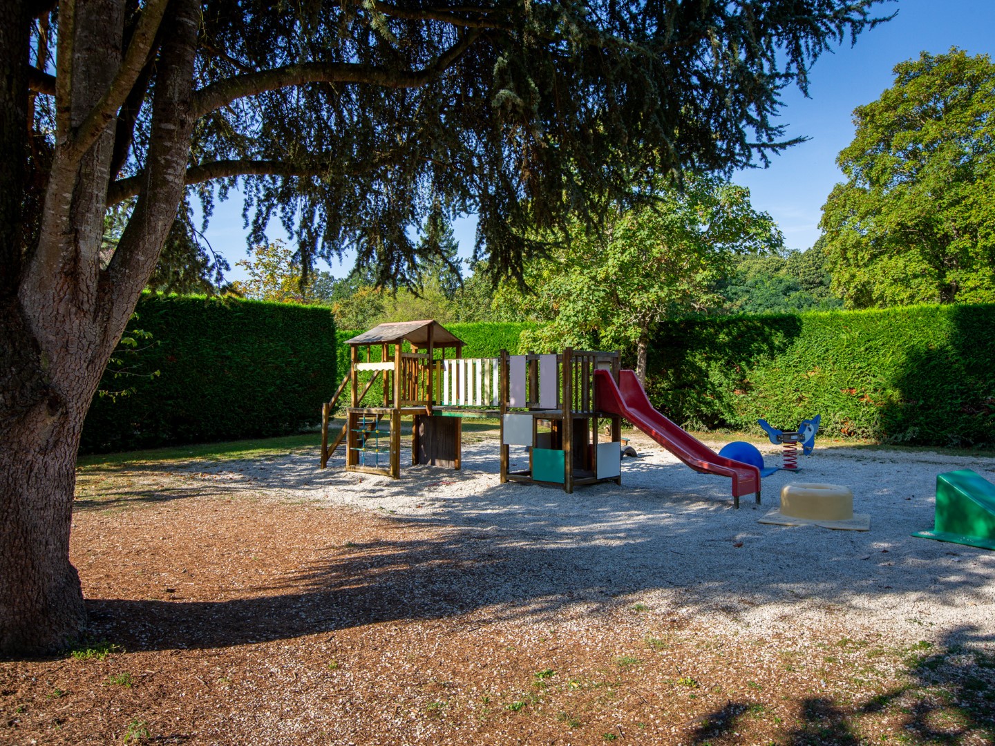 Flower Camping le Jardin de Sully aire de jeux enfants - Crédit photo : Flower Campings - Myphotoagency / Jean-Marc Pommé