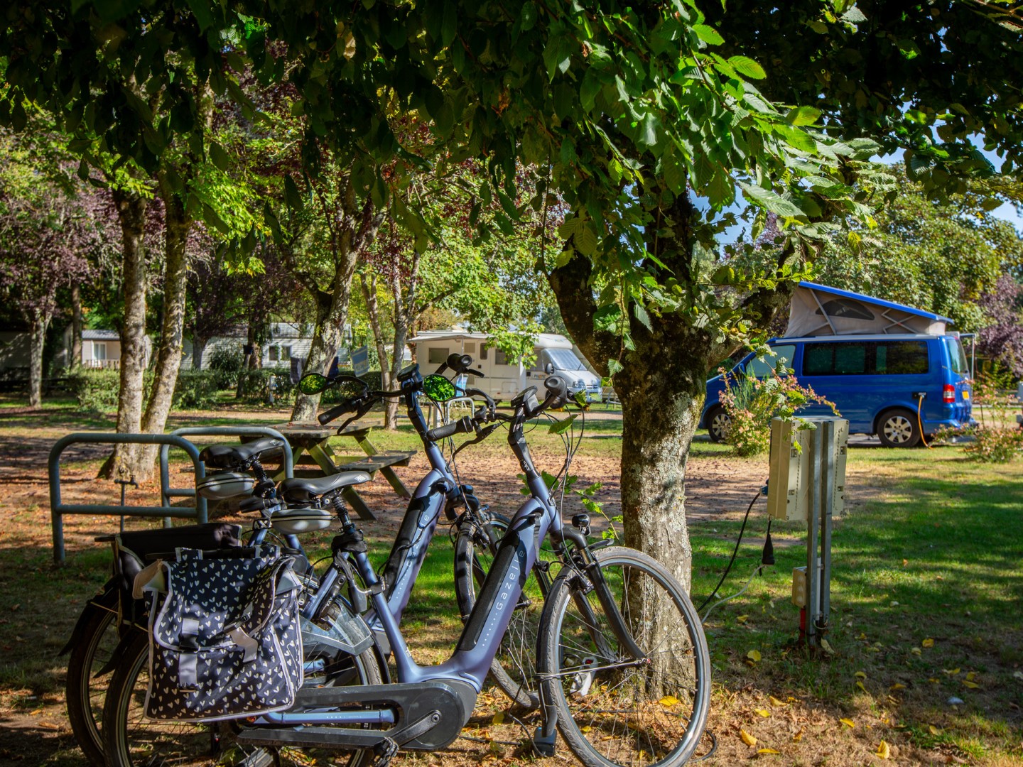 Flower Camping le Jardin de Sully emplacement vélo - Crédit photo : Flower Campings - Myphotoagency / Jean-Marc Pommé