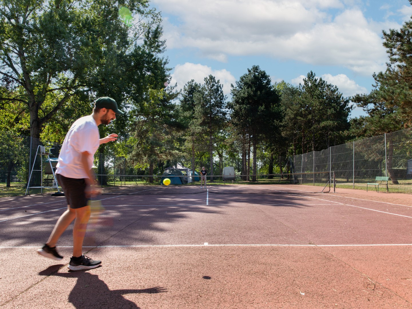 Court de tennis au Jardin de Sully - Crédit photo : Flower Campings - Myphotoagency / Jean-Marc Pommé