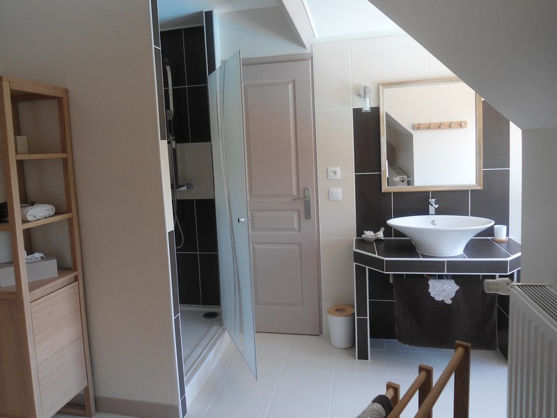 Chambre 1 salle de douches - Crédit photo : Chambres d'Hôtes Les Frappiers