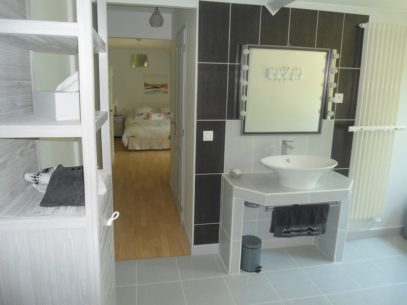 Chambre 2 salle de douches - Crédit photo : Chambres d'Hôtes Les Frappiers