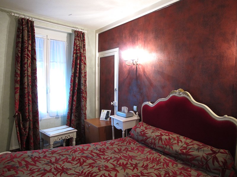 Chambre rouge côté - Crédit photo : OTSULLY