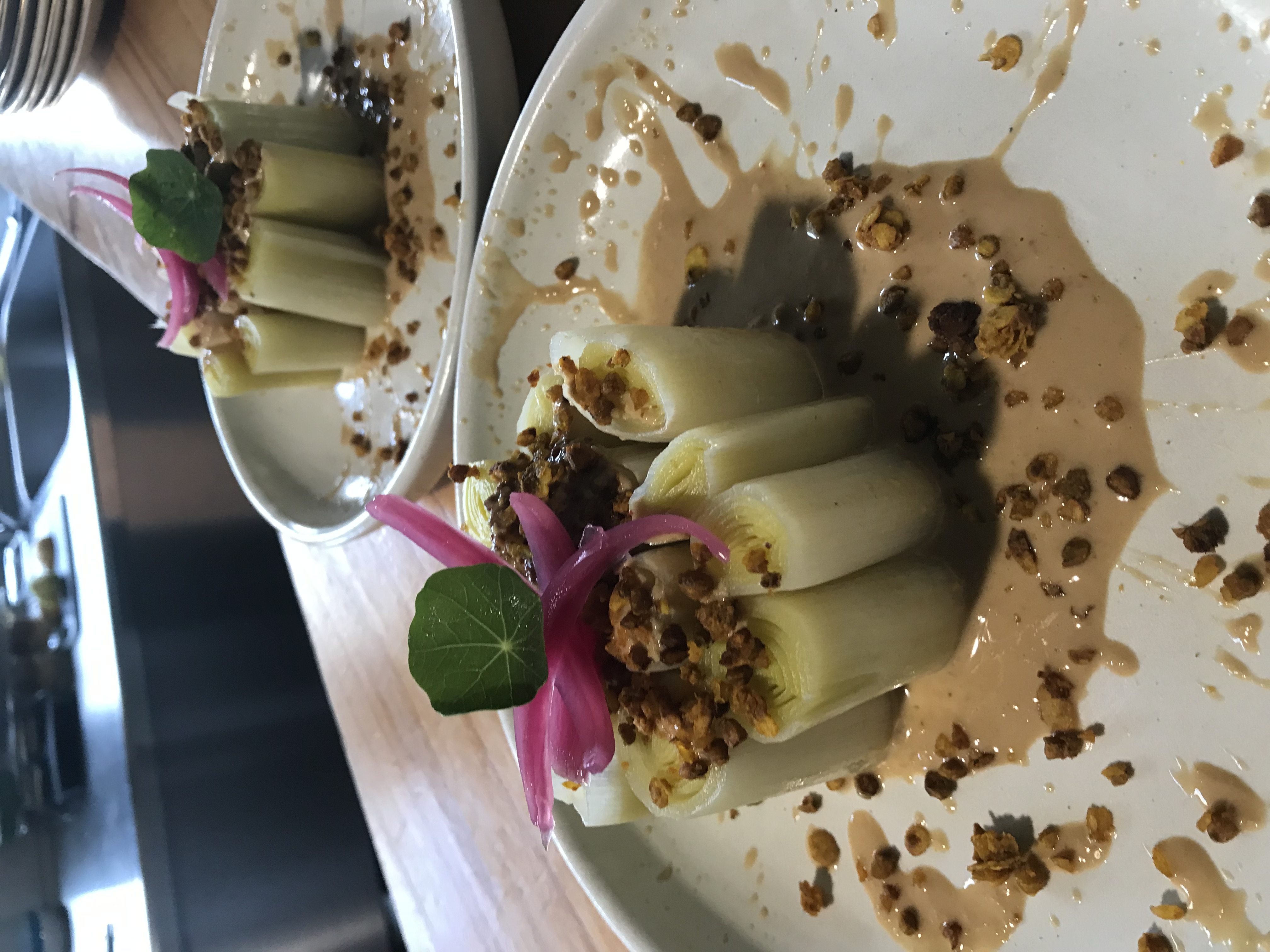 Poireaux vinaigrette au citron vert et cacahuètes - Crédit photo : SB