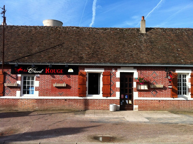 Le cheval rouge façade - Crédit photo : © OTSULLY