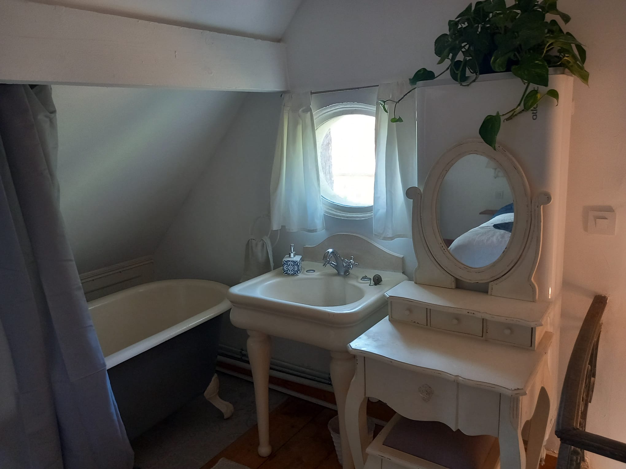 Maisonnette baignoire coiffeuse lavabo - Crédit photo : Natacha Crnjanski