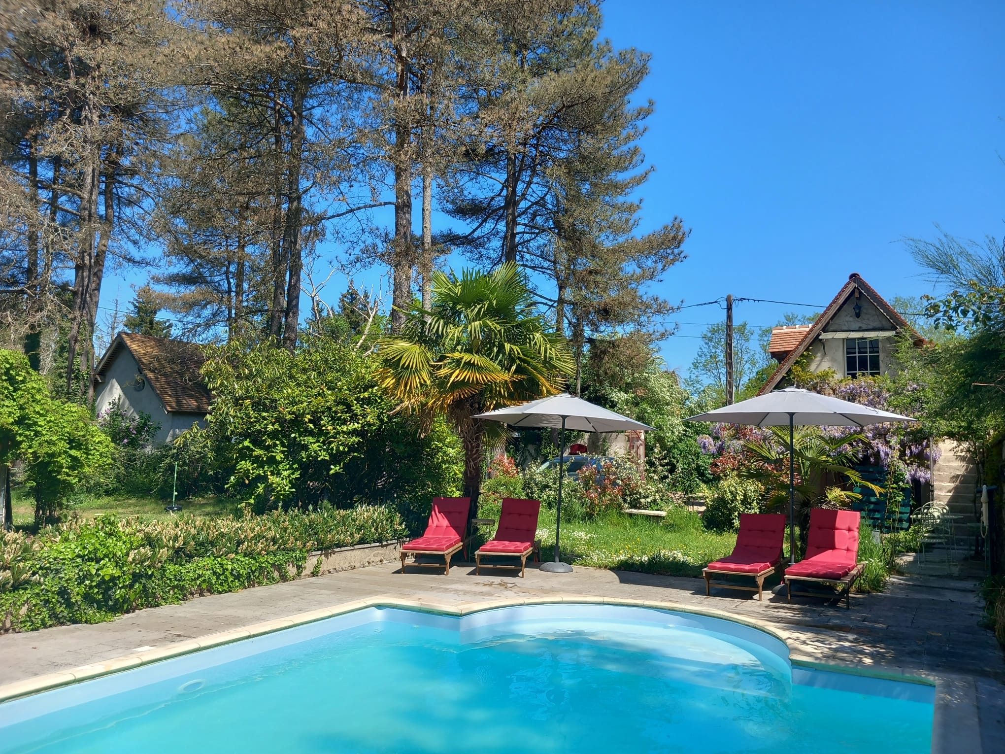 Perchoir et Maisonnette vues de la piscine - Crédit photo : Natacha Crnjanski