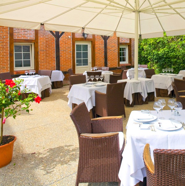 Restaurant du grand sully terrasse - Crédit photo : © Hostellerie du grand Sully