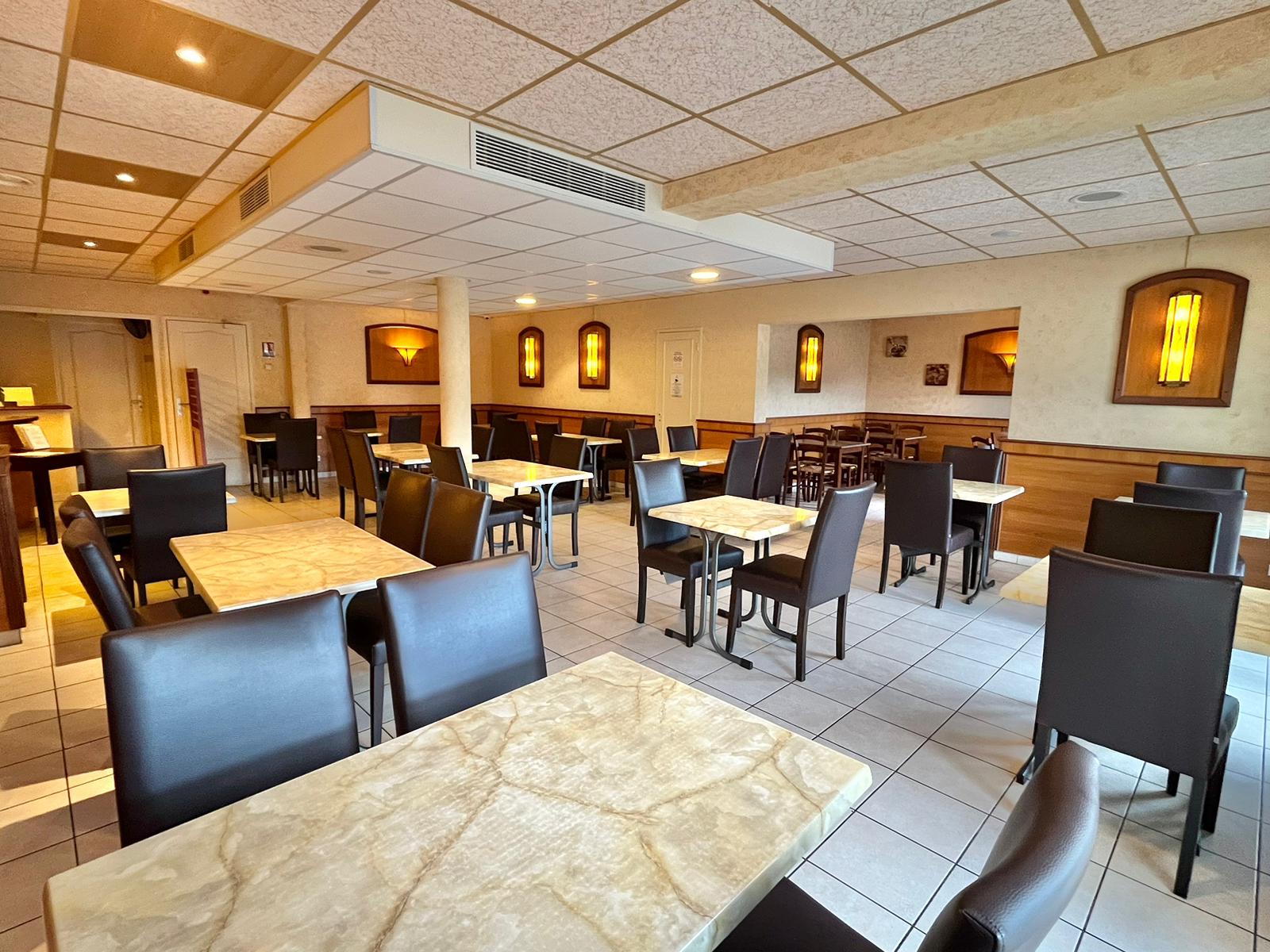 Salle de Restaurant - Crédit photo : SULLYLECHATEAU