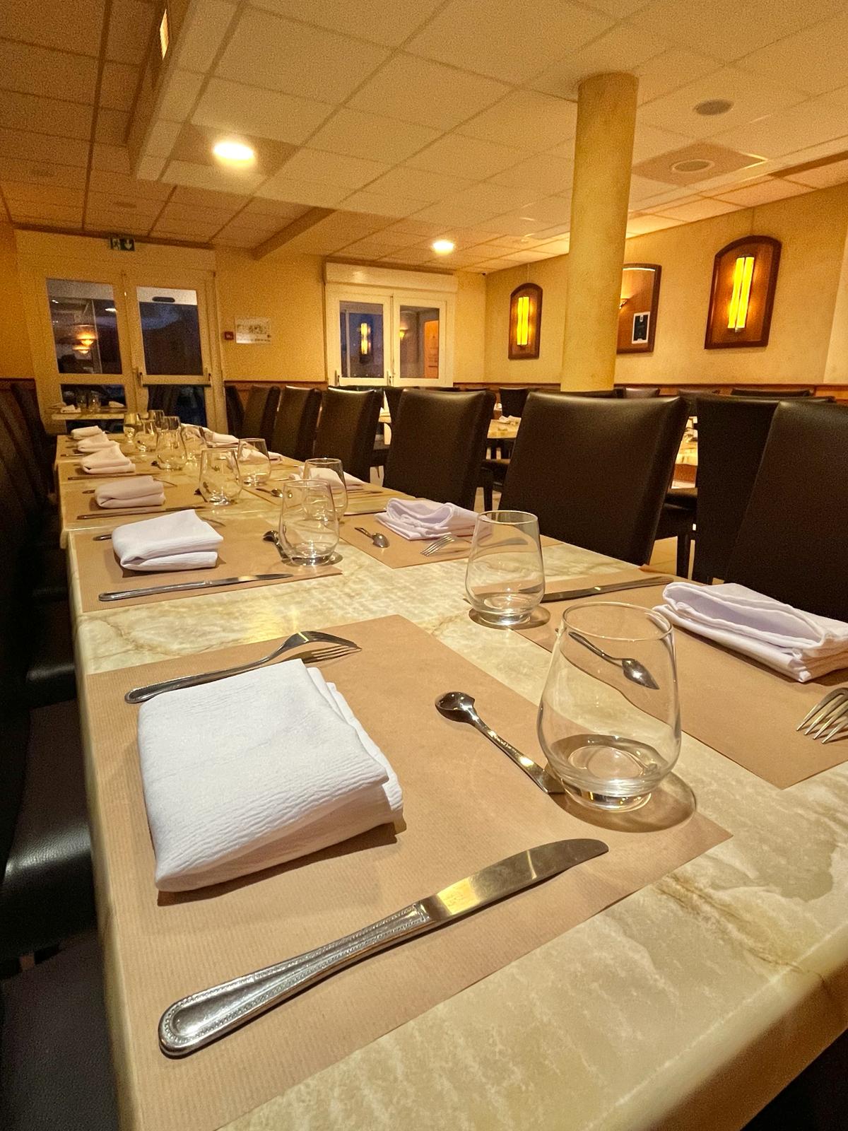 Salle de Restaurant - Crédit photo : SULLYLECHATEAU